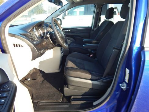 Used 2018 Dodge Grand Caravan SE w/ UConnect Hands-Free Group image 21