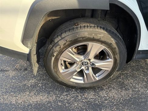 Used 2022 Toyota RAV4 XLE image 18