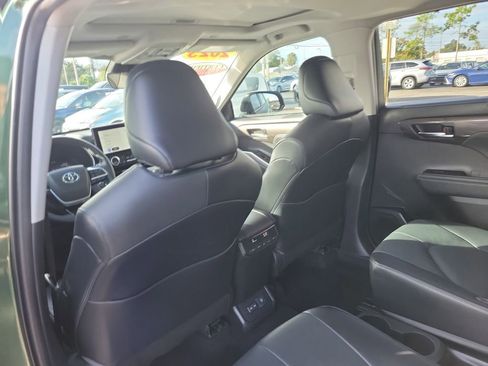 Used 2023 Toyota Highlander Limited image 11