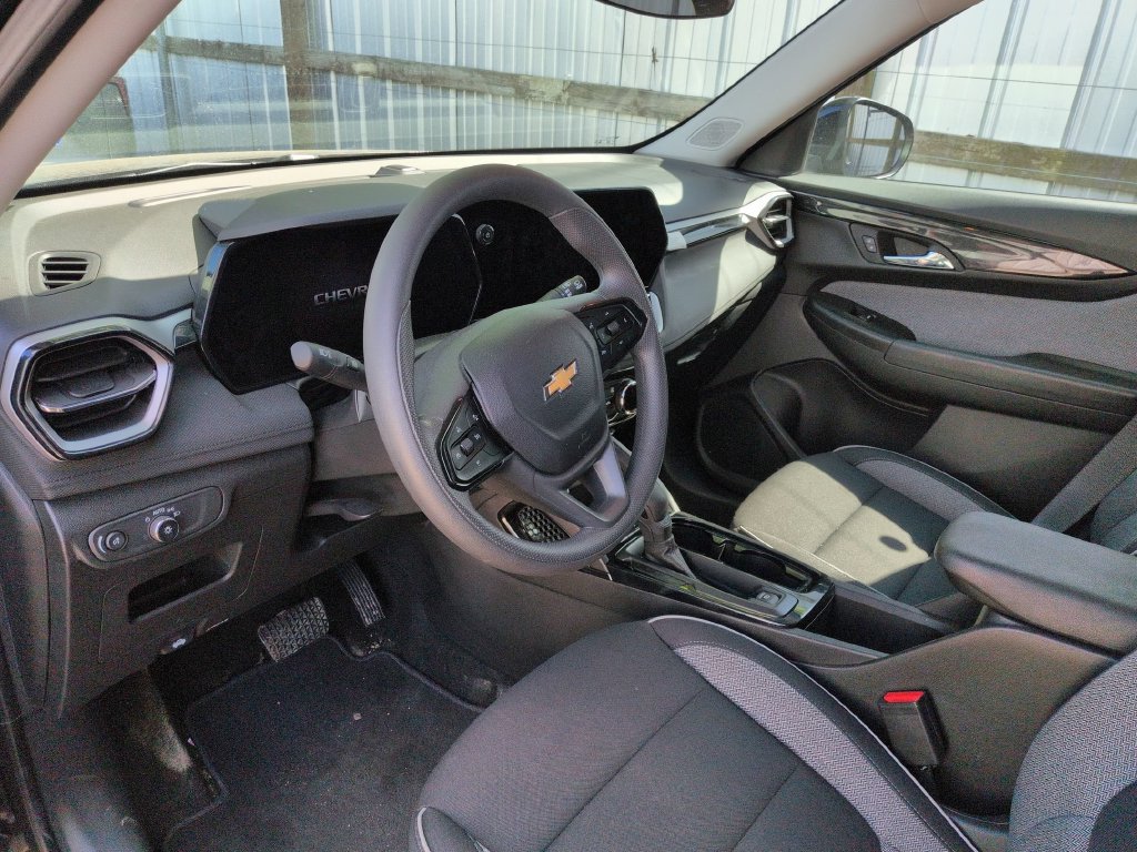 Used 2026 Chevrolet TrailBlazer LT FWD image 2