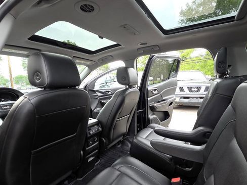 Used 2017 GMC Acadia SLT w/ LPO, Floor Liner Package AWD/4WD image 32