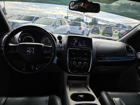Used 2019 Dodge Grand Caravan SXT image 3