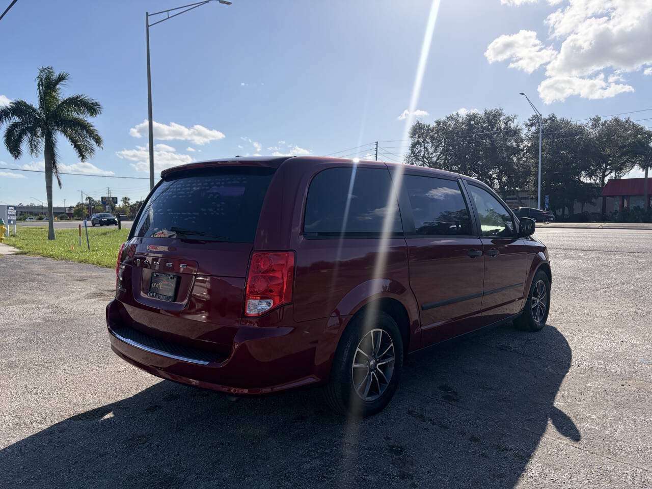 Used 2016 Dodge Grand Caravan American Value Package w/ UConnect Hands-Free Group FWD image 3