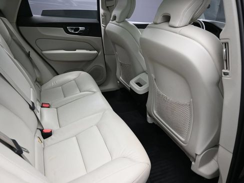 Used 2022 Volvo XC60 B5 Momentum w/ Protection Package Premier AWD/4WD image 28