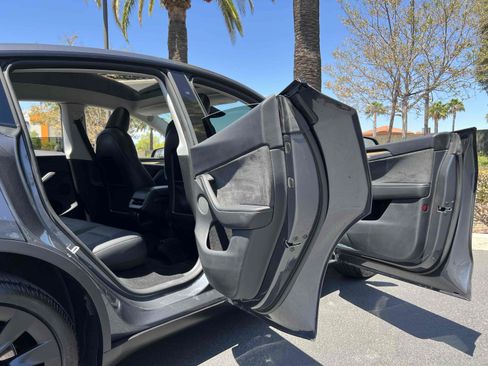 Used 2023 Tesla Model Y Long Range AWD/4WD image 57