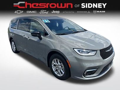 Used 2025 Chrysler Pacifica Select