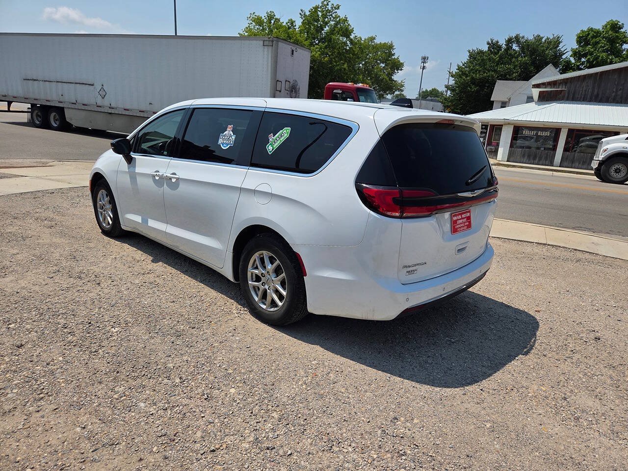 Used 2024 Chrysler Pacifica Touring-L FWD image 5