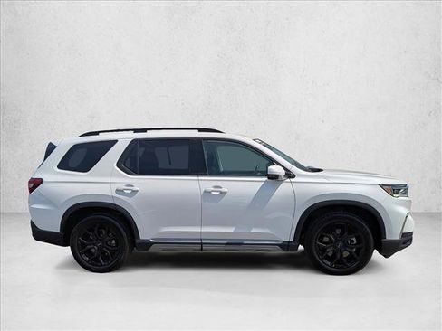 Used 2025 Honda Pilot Touring image 4