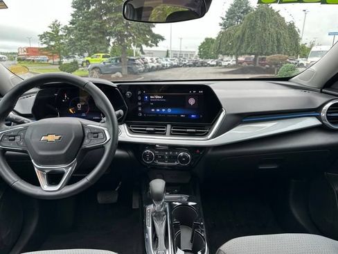 Used 2024 Chevrolet Trax LT w/ Sunroof Package FWD image 14