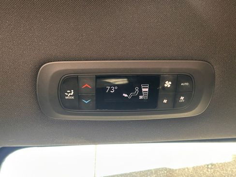 Used 2024 Chrysler Pacifica Select image 23