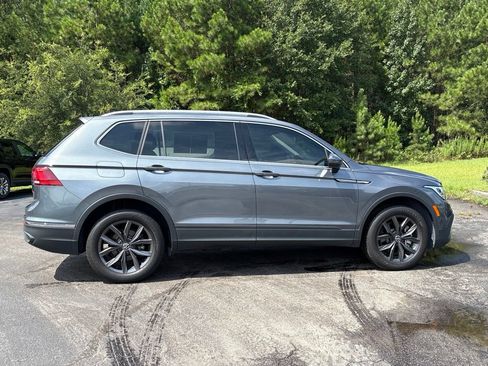 Used 2023 Volkswagen Tiguan SE FWD image 3