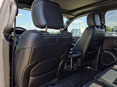 Used 2024 RAM 1500 Laramie AWD/4WD image 19