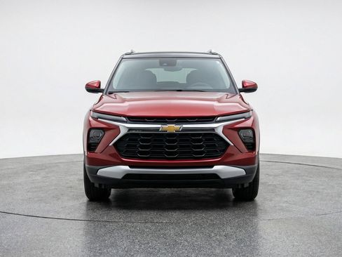Used 2025 Chevrolet TrailBlazer LT FWD image 2