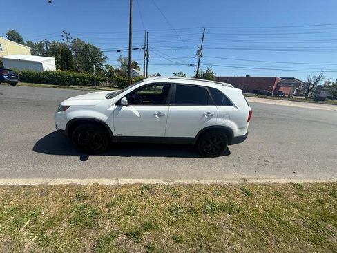 Used 2011 Kia Sorento LX w/ Convenience Pkg AWD/4WD image 2
