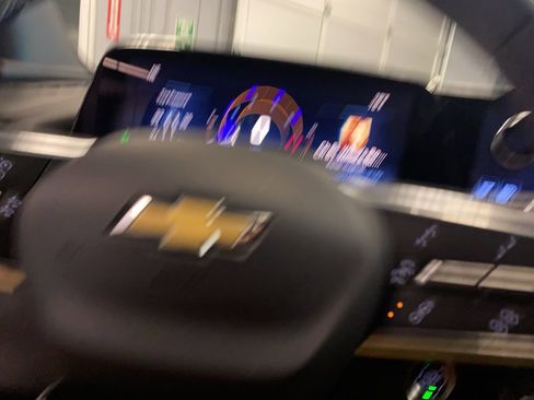 Used 2025 Chevrolet Traverse LT image 35