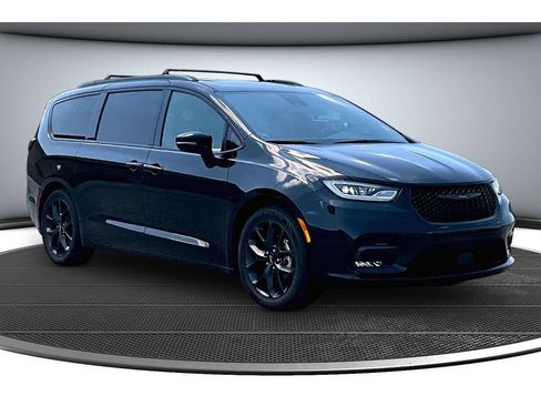 Certified 2025 Chrysler Pacifica Limited FWD image 14