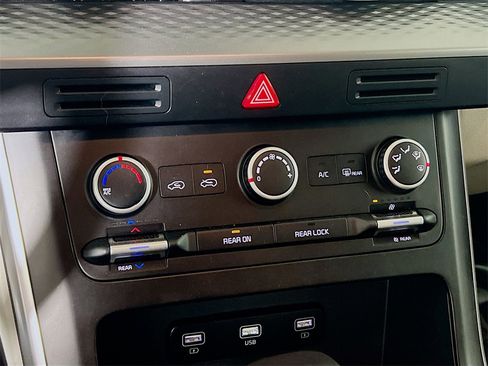 Used 2022 Kia Carnival LX image 15