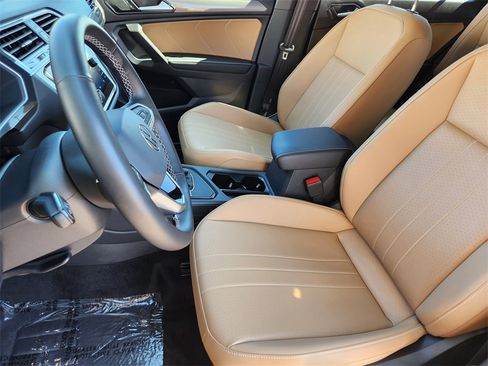 Used 2024 Volkswagen Tiguan SE image 5