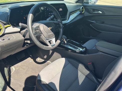 Used 2024 Chevrolet Trax LT w/ LT Convenience Package FWD image 11