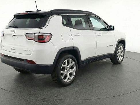 Used 2025 Jeep Compass Latitude image 9