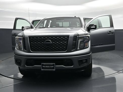 Used 2019 Nissan Titan SV w/ SV Convenience Package RWD image 32