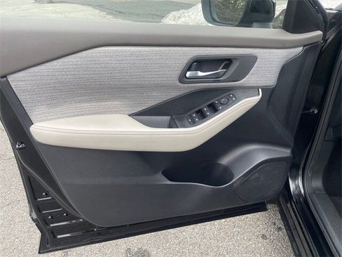 Used 2023 Nissan Rogue SV image 17