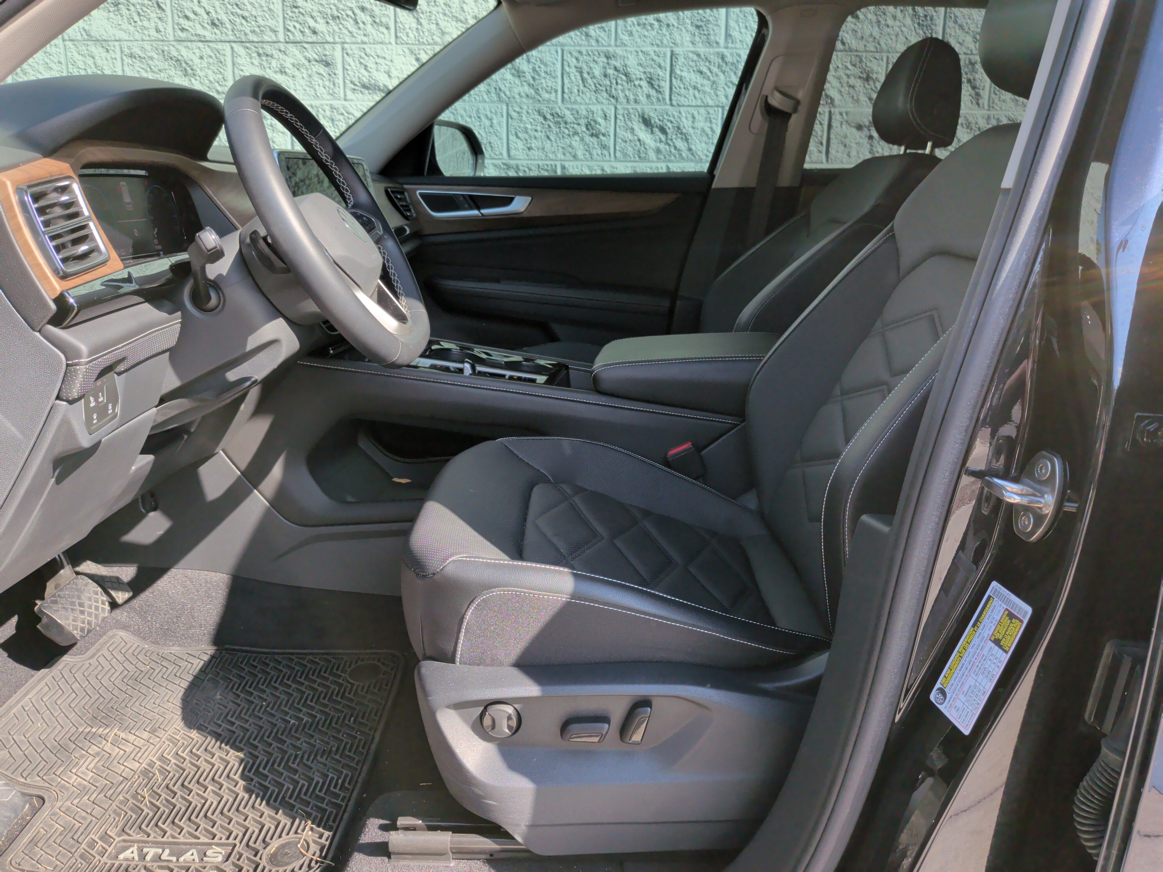 Used 2024 Volkswagen Atlas SE w/ Black Wheel Package FWD image 15