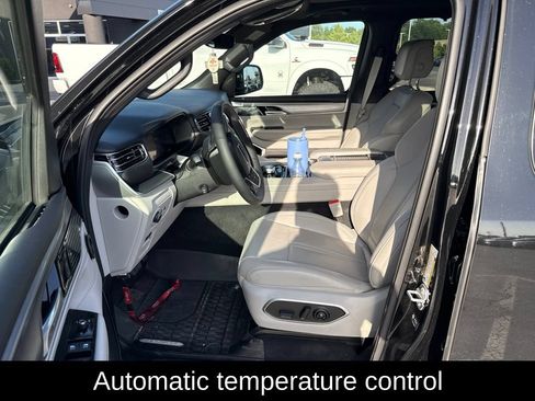 Certified 2025 Jeep Wagoneer Series III w/ Premium Group I AWD/4WD image 6