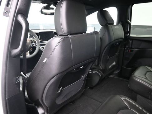 Used 2025 Chrysler Pacifica Select image 14