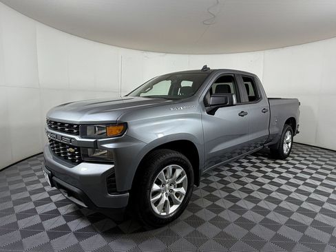 Used 2020 Chevrolet Silverado 1500 Custom w/ Custom Value Package RWD image 2