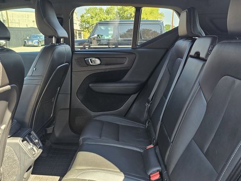 Used 2019 Volvo XC40 T5 Momentum image 22