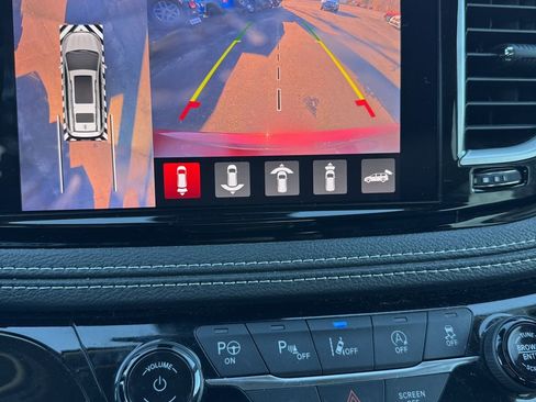 Used 2023 Chrysler Pacifica Touring-L image 18