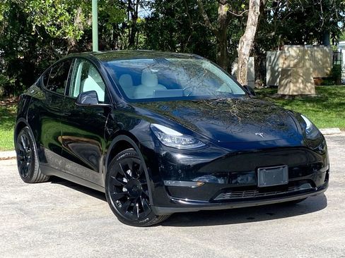 Used 2021 Tesla Model Y Long Range image 3