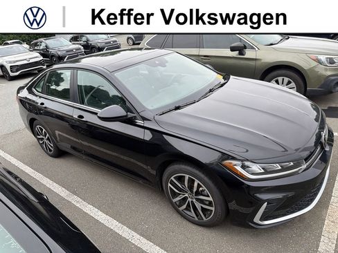Used 2025 Volkswagen Jetta SE FWD image 2