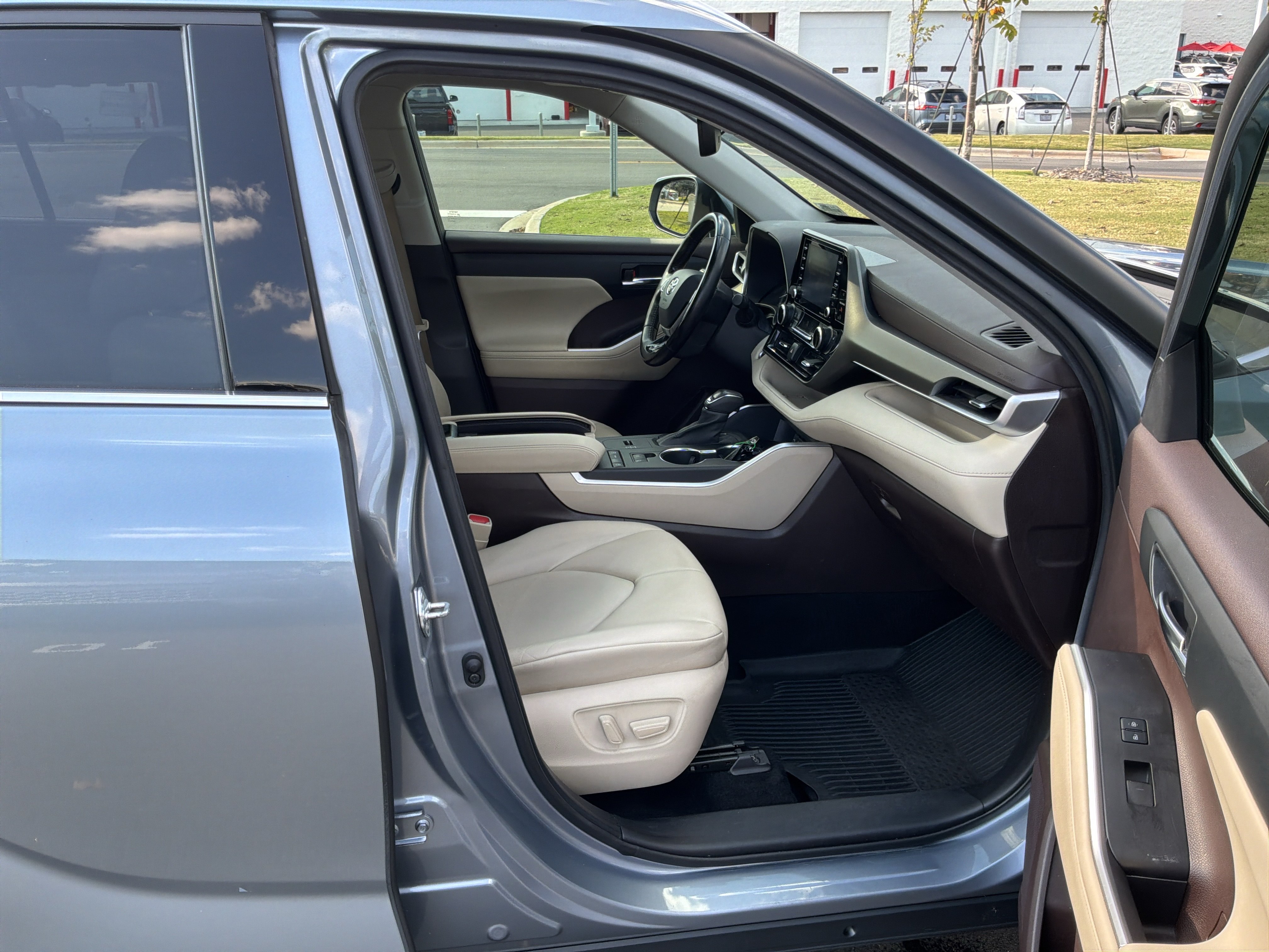 Used 2021 Toyota Highlander XLE FWD image 34
