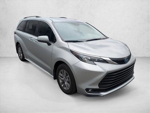 Used 2025 Toyota Sienna XLE image 3