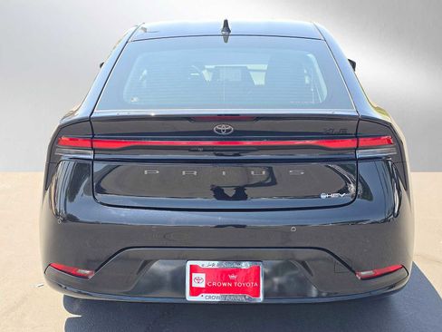 Used 2025 Toyota Prius XLE FWD image 4