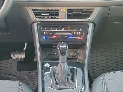 Used 2025 Volkswagen Taos SE image 4