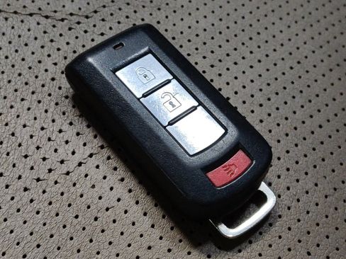 Used 2016 Mitsubishi Outlander SE FWD image 32