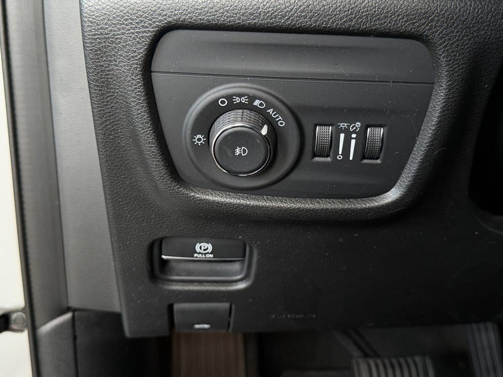 Used 2021 Jeep Grand Cherokee L Limited AWD/4WD image 24