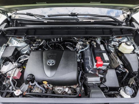 Used 2022 Toyota Highlander LE AWD/4WD image 19