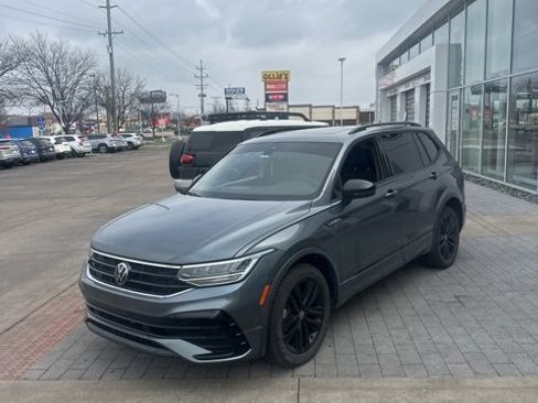Used 2022 Volkswagen Tiguan SE R-Line image 16