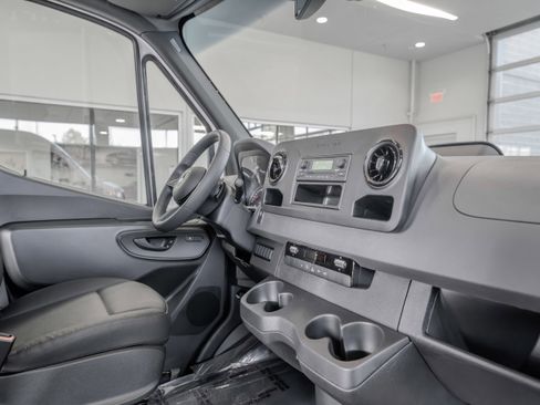 Used 2025 Mercedes-Benz Sprinter 2500 image 16