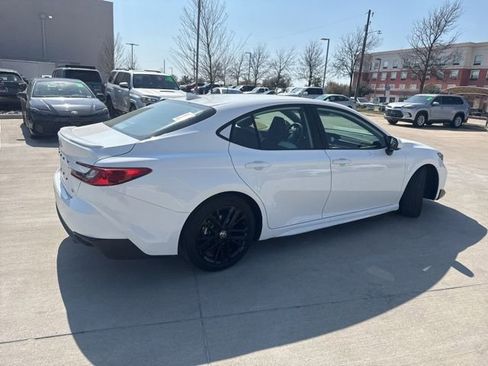 Used 2025 Toyota Camry SE image 3