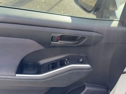 Used 2024 Toyota Highlander LE image 10