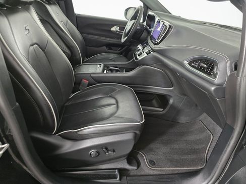 Used 2023 Chrysler Pacifica Limited w/ Uconnect Theater Family Group FWD image 45