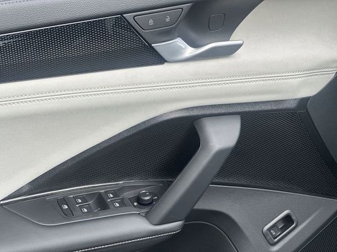 New 2025 Volkswagen Tiguan SE image 13