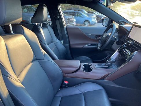 Used 2023 Toyota Venza XLE image 31