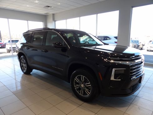 Used 2024 Chevrolet Traverse LT image 3