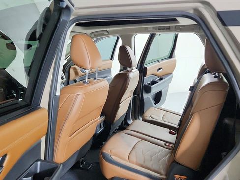 Used 2023 Nissan Pathfinder Platinum w/ Cargo Package FWD image 18